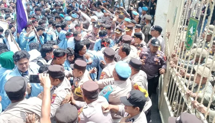Tuntutan Tak Dijawab, Aksi Mahasiswa UNRI Memanas di Kantor Gubernur