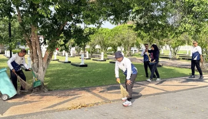 Teguhkan Semangat Pengabdian Jelang HUT RI, Lapas Bengkalis Bersihkan Makam Pahlawan