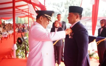 Satyalancana Karya Satya ASN Riau Diserahkan SF Hariyanto