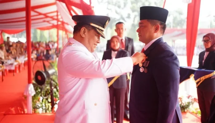 HUT ke-81 RI, SF Hariyanto Serahkan Satyalancana Karya Satya kepada ASN Riau