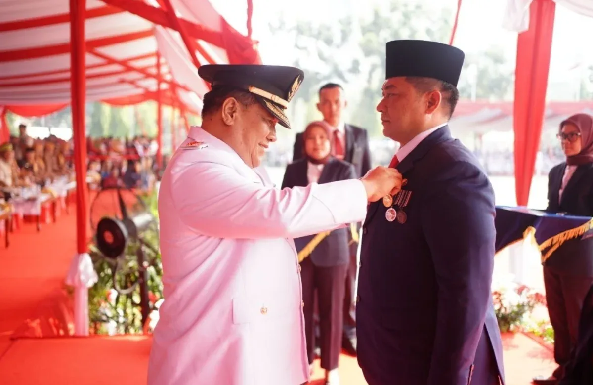Satyalancana Karya Satya ASN Riau Diserahkan SF Hariyanto