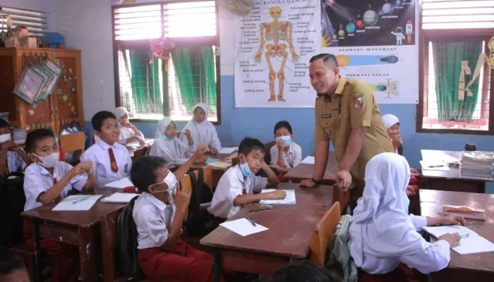 Pantau Hari Pertama Sekolah Tatap Muka, Wali Kota Pekanbaru Kunjungi SDN 84 dan SMPN 22