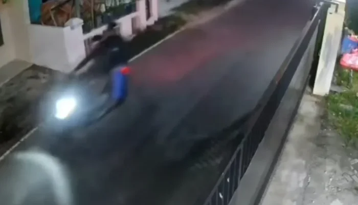 Dua Pria Diduga Bersenpi Rampas HP Warga di Pekanbaru, Tembakan Kenai Pintu Rumah