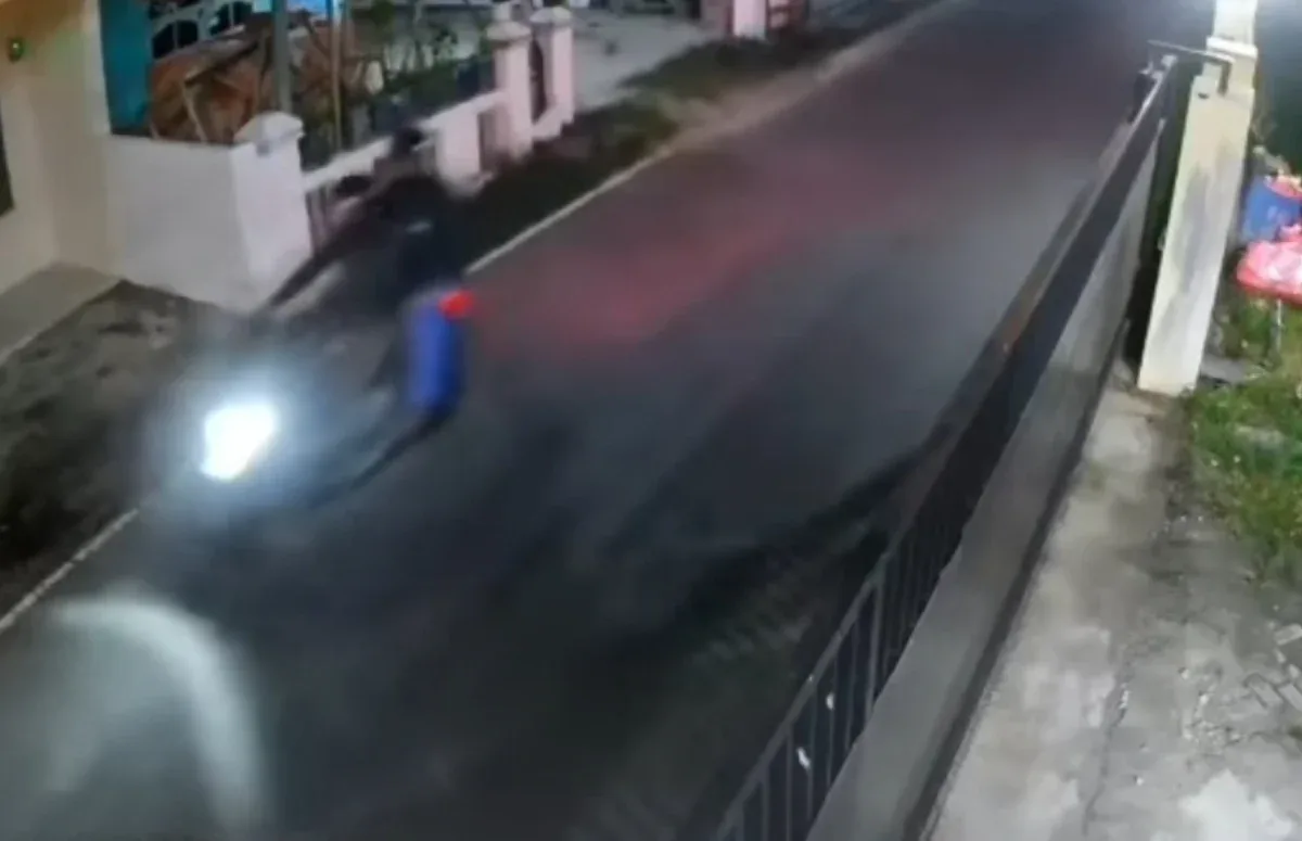 Dua Pria Diduga Bersenpi Rampas HP Warga di Pekanbaru