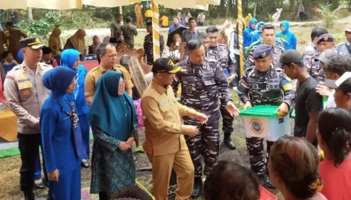 Bakti Sosial Lanal Dumai Sentuh Warga Pesisir Bengkalis, 105 Paket Sembako Disalurkan