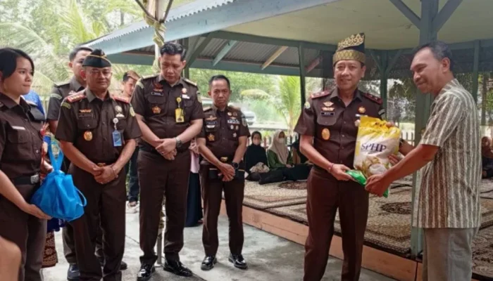 Kajati Riau Sisihkan Waktu Kerja, Bawa Bantuan untuk Anak Yatim Bengkalis