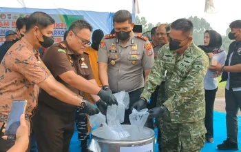 Polres Meranti Musnahkan 8,8 Kg Sabu, Buru Dua DPO