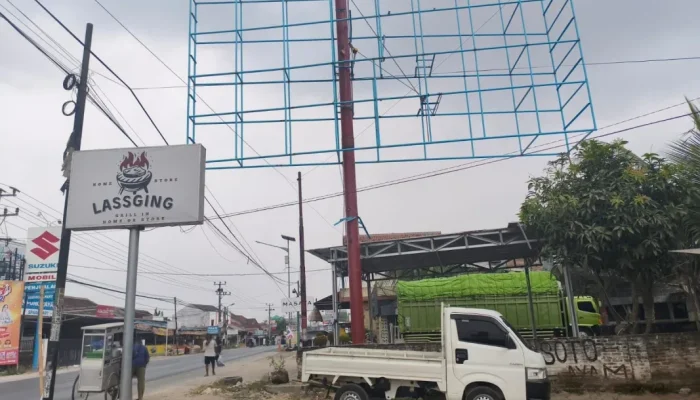 Billboard Menjulang di Jalan Ahmad Yani Pringsewu, Siapa Pemiliknya dan Apakah Izinnya Jelas? Instansi Terkait Jangan Tutup Mata