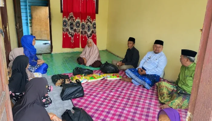 Wabup Syamsurizal Bagikan Sembako ke Empat Kampung di Sungai Apit