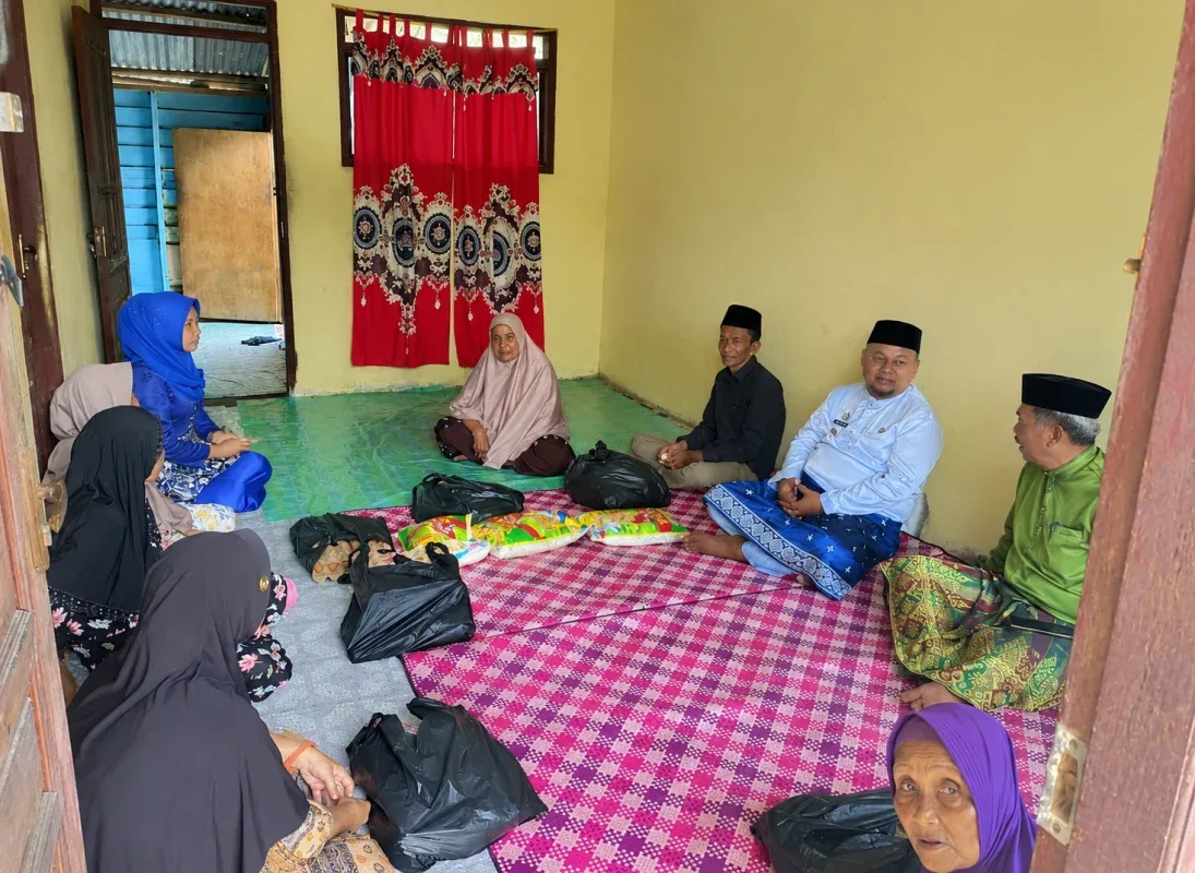 Wabup Syamsurizal Bagikan Sembako ke Empat Kampung di Sungai Apit